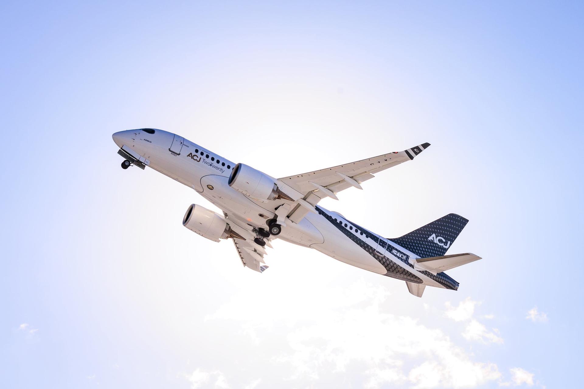 An ACJ TwoTwenty taking off on its delivery flight to its buyer, Comlux.