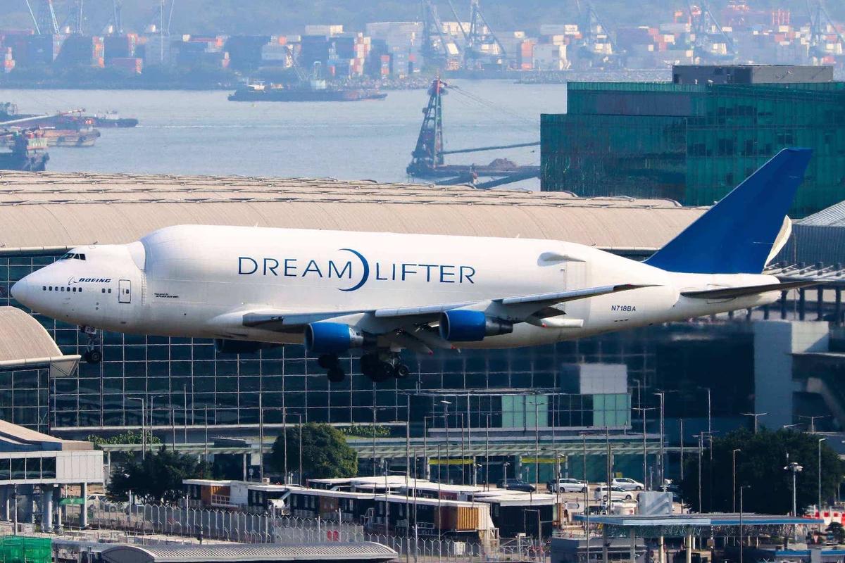 photo-of-Boeing Dreamlifter