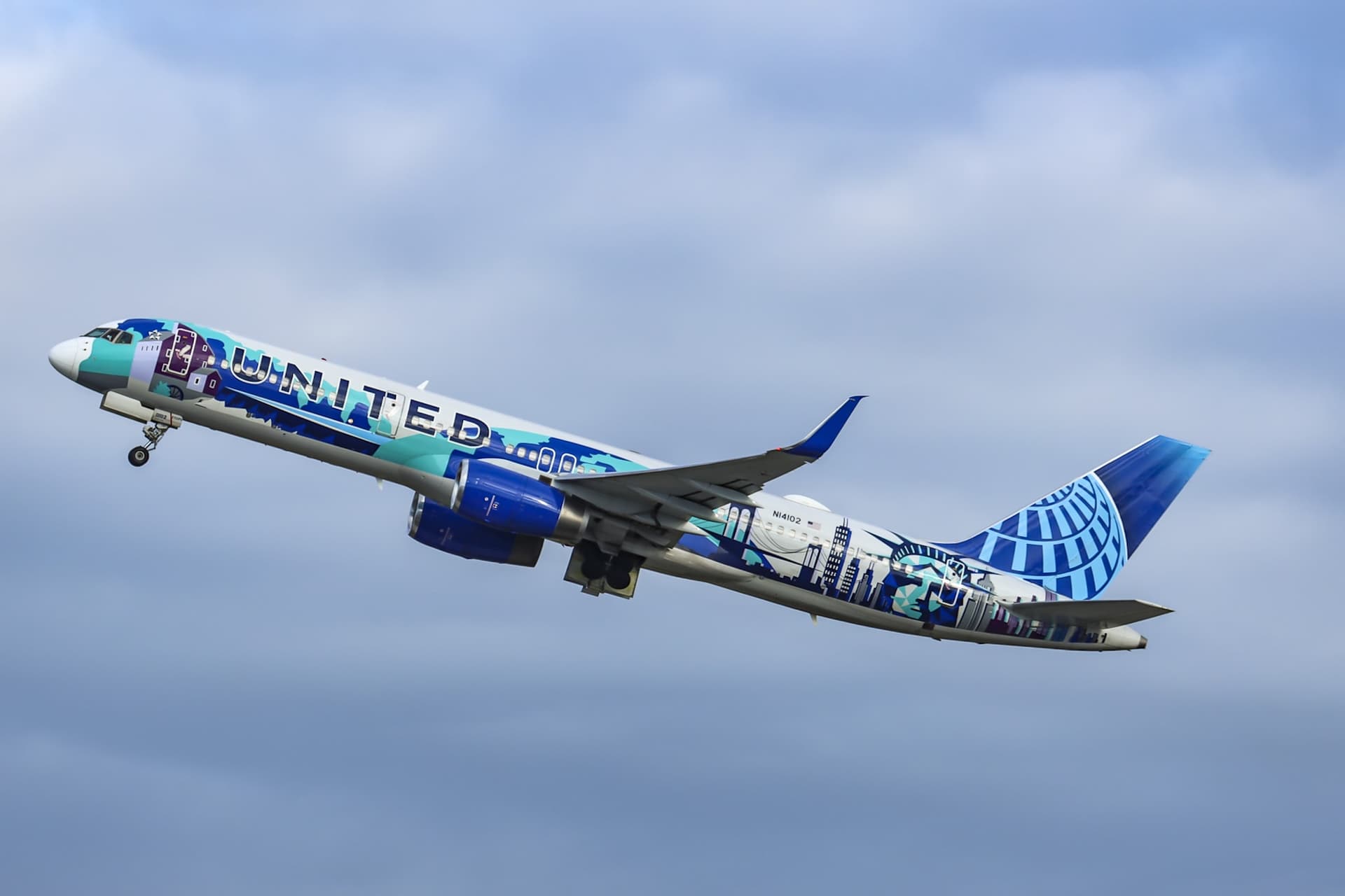 The United 757-200 in the "Her Art Here" livery.