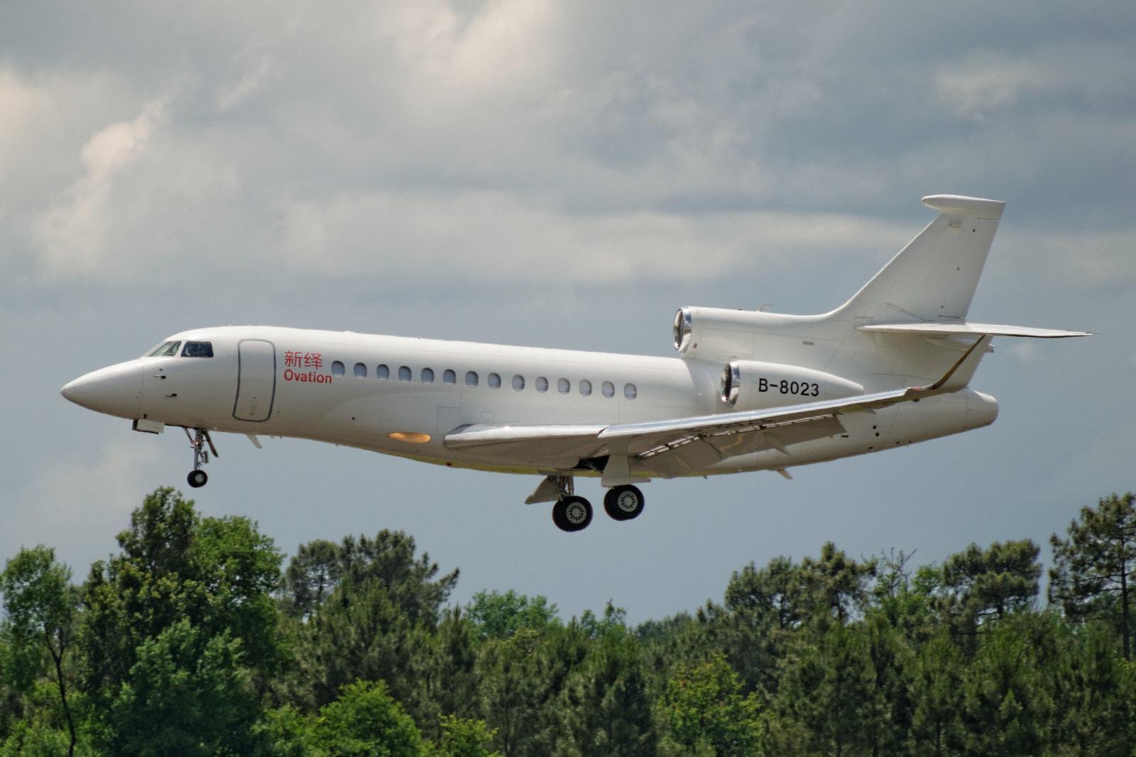 A Dassault Falcon 7X owned by Ovation about to land on the runway